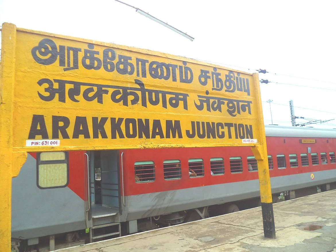 அரக்கோணம்: `ரயில் கழிப்பறை; ரகசிய கேமரா!’ -டி.டி.ஆரை வளைத்துப்பிடித்த கல்லூரி மாணவி