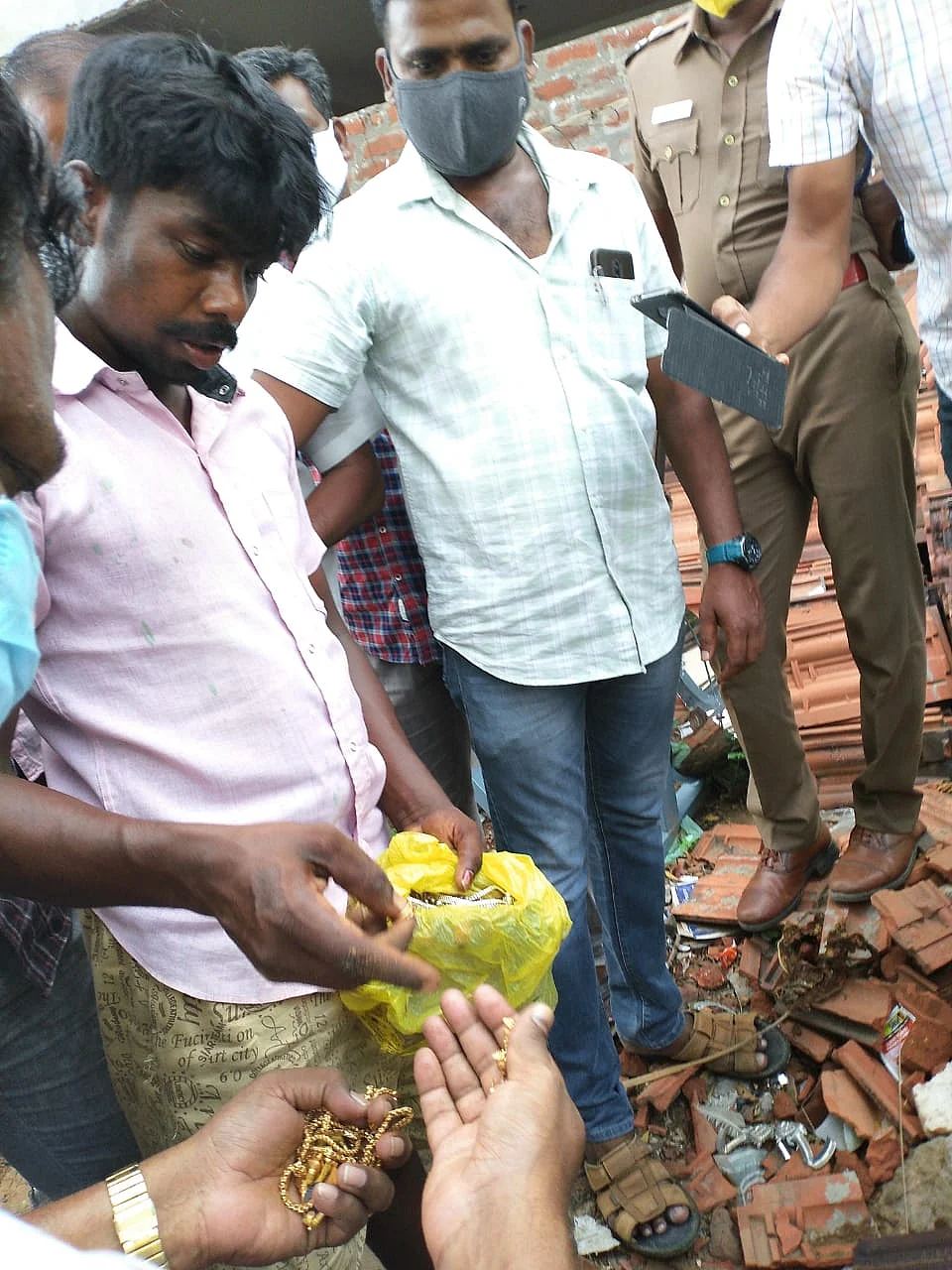கொள்ளிடக் கரையில் புதைக்கப்பட்ட நகைகள்