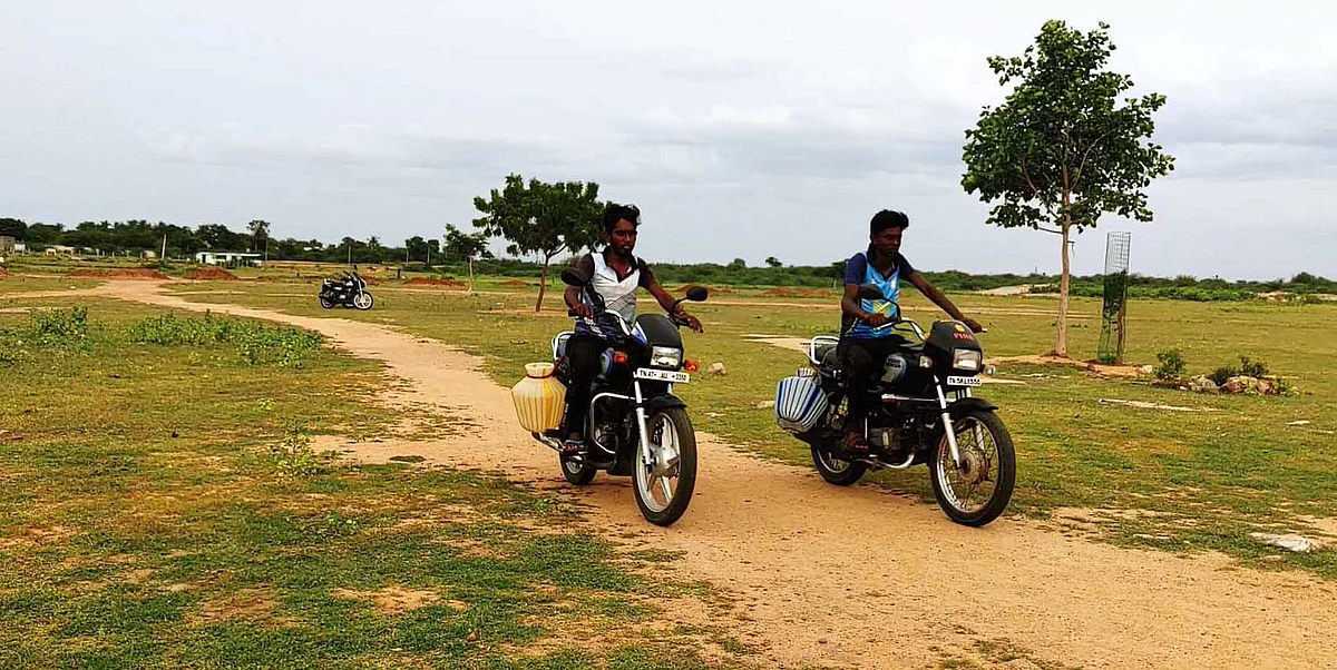 மரக்கன்றுகளுக்கு தண்ணீர் ஊற்றும் இளைஞர்கள்