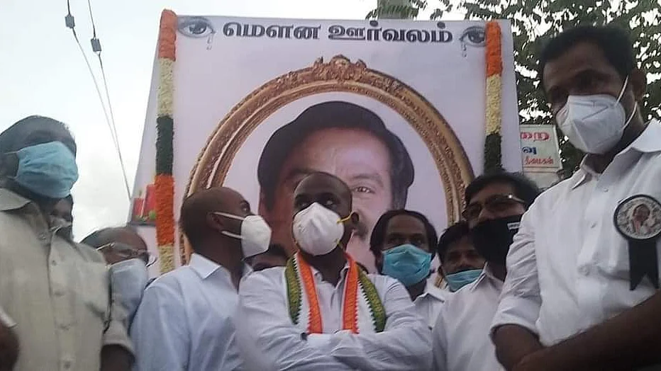 வசந்தகுமார்போல துண்டு அணிந்திருக்கும் விஜய் வசந்த்