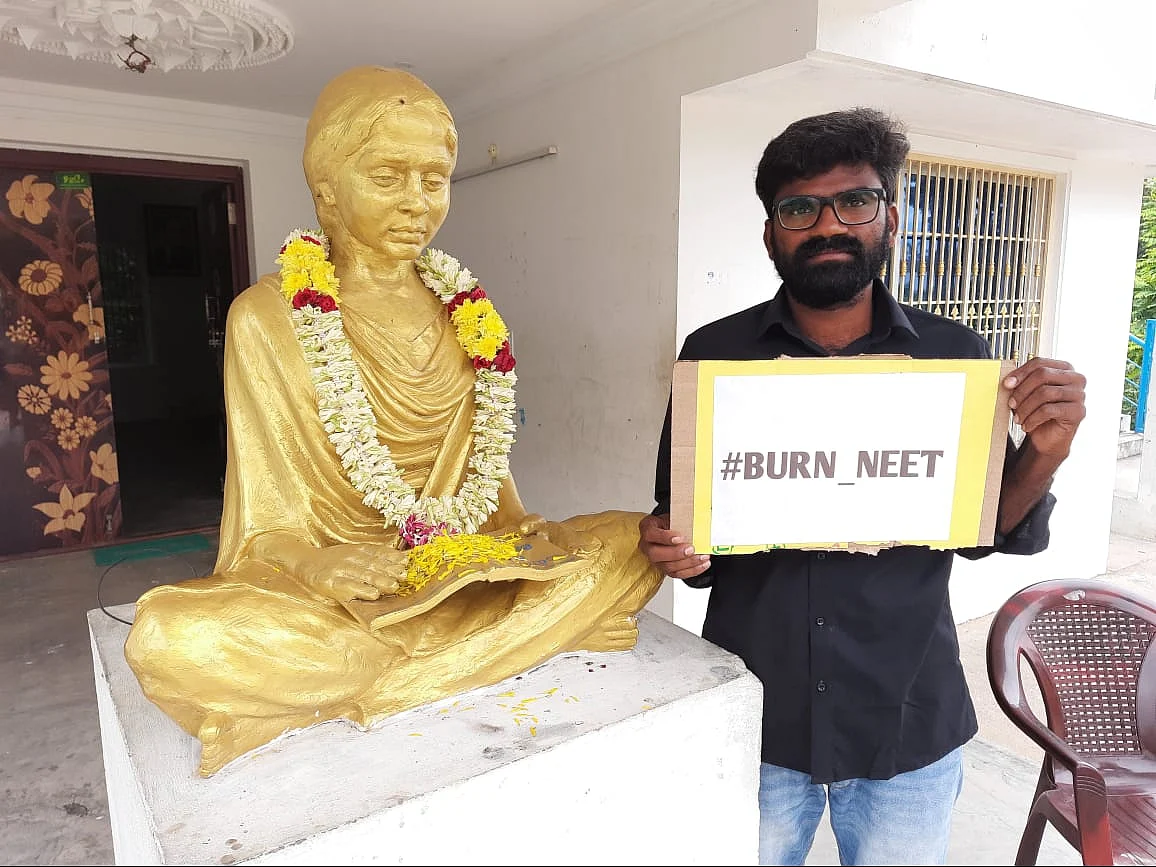 அரியலூர்: `நீட் தேர்வை நீக்கும் வரை போராடுவோம்!’ - அனிதாவின் சகோதரர் பட்டினிப் போராட்டம்