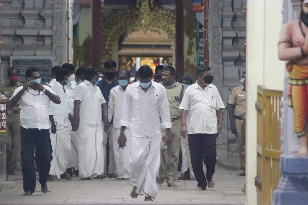 ராமேஸ்வரம் கோயிலில் சாமி தரிசனம்