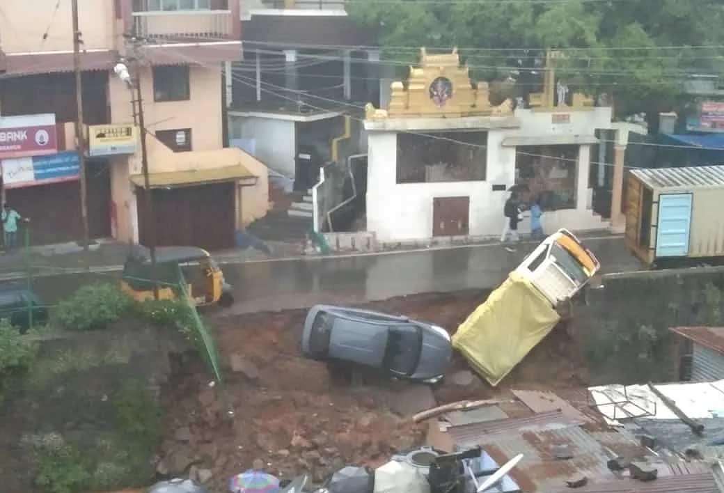 ஆற்றில் கவிழ்ந்த வாகனங்கள்