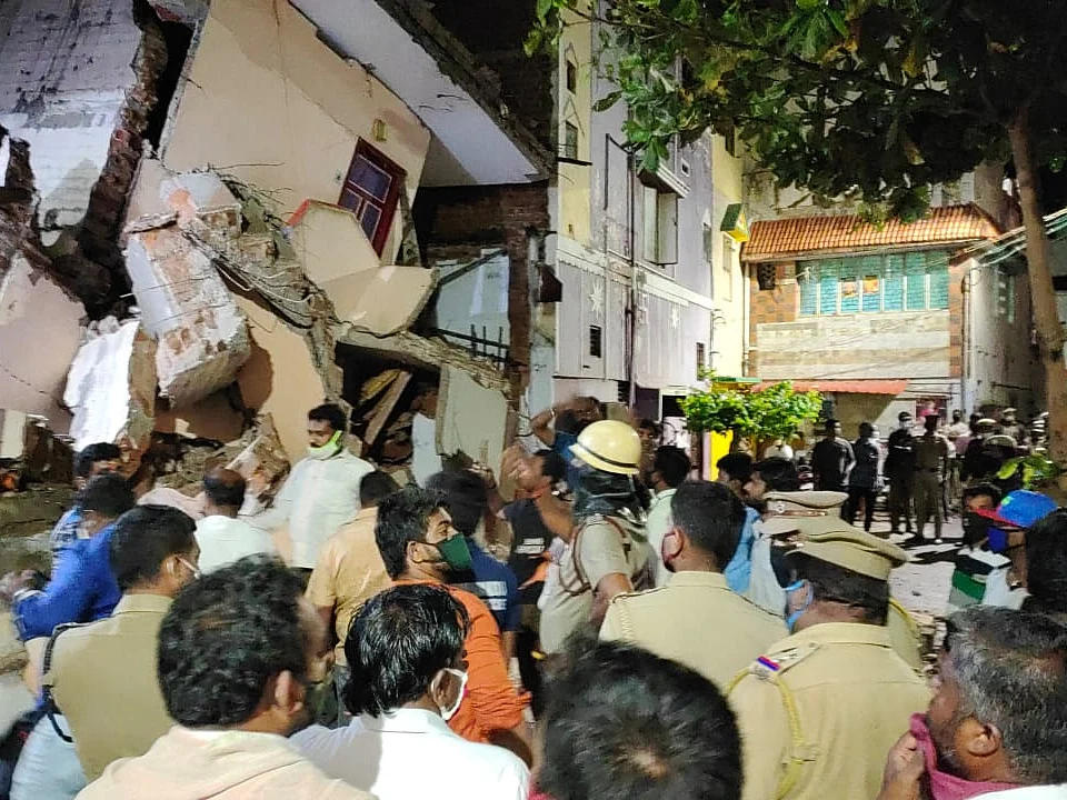 கோவை: கொட்டித் தீர்த்த கனமழை... இடிந்து விழுந்த கட்டடம்! - இருவர் பலியான சோகம்