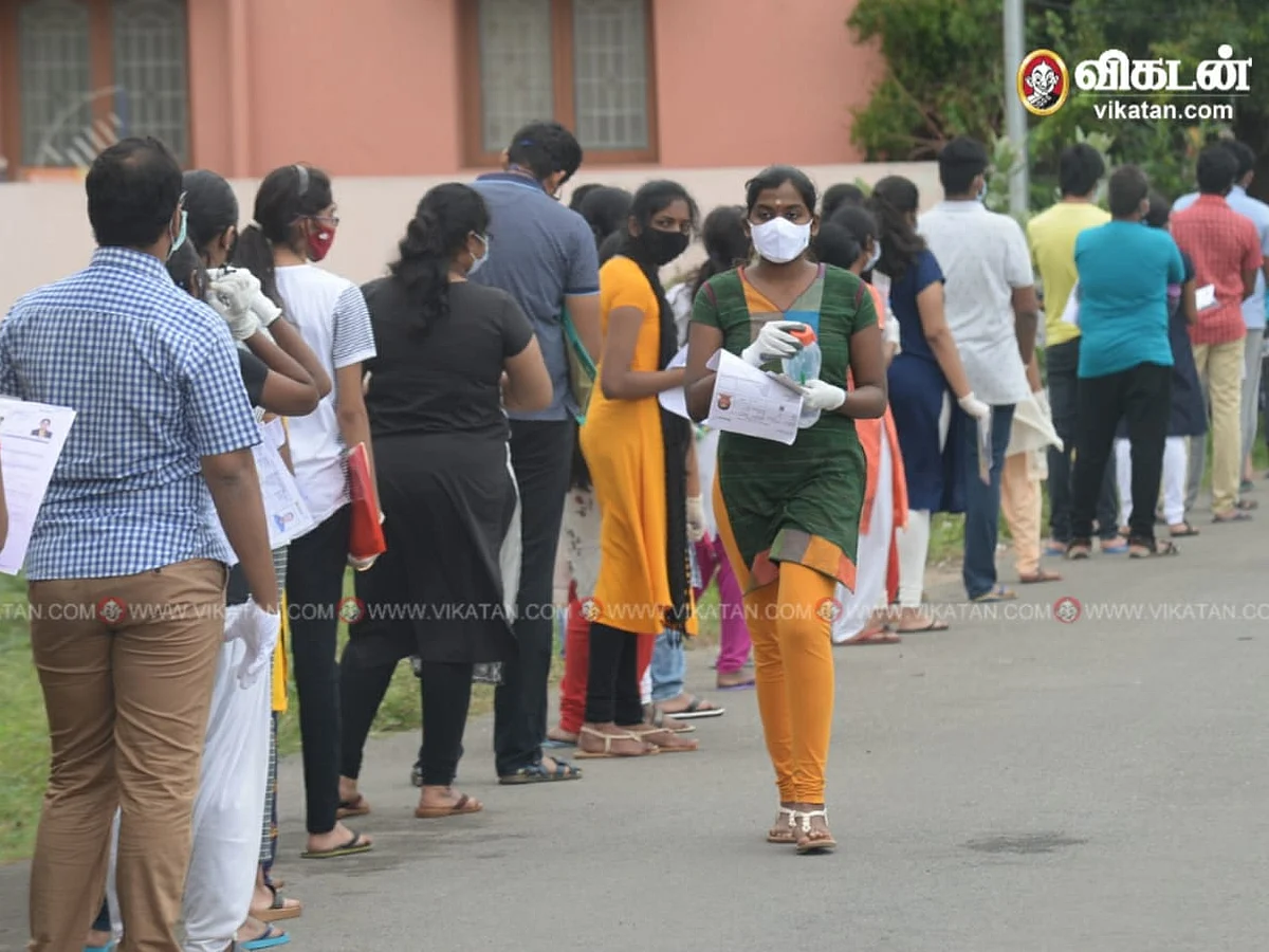 குஜராத்: `672 மார்க்குக்கு 354 தான் போட்டுருக்காங்க!’ - நீட் தேர்வில் முறைகேடு என மாணவர் புகார்