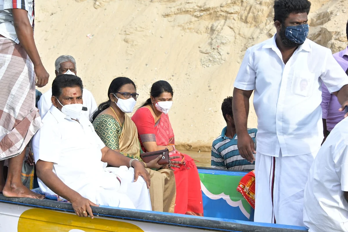 படகில் சென்ற கனிமொழி
