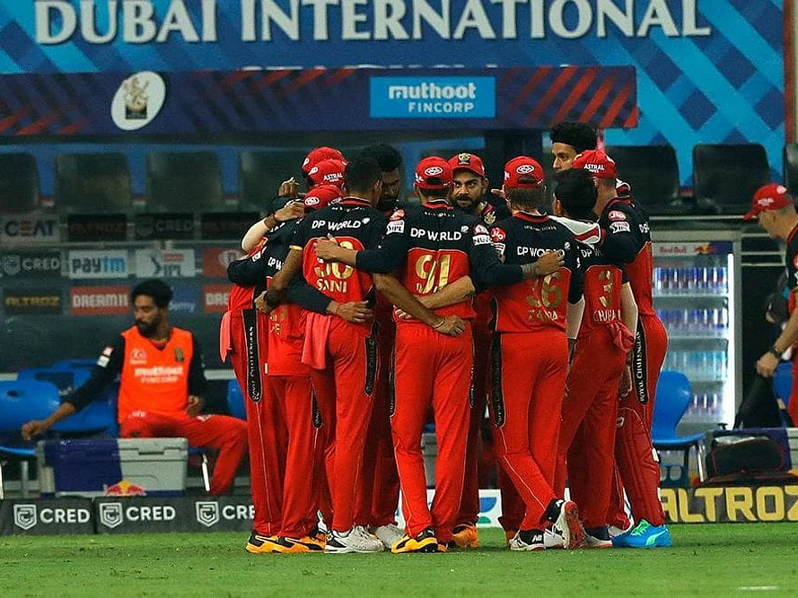 #RCBvMI ஆம்ளே, பொம்ளே, அணில் கும்ப்ளே எல்லாம் வெறுத்துப்போய் இருக்கு சார்... ஜெயிச்சிடு கோலி சார்!