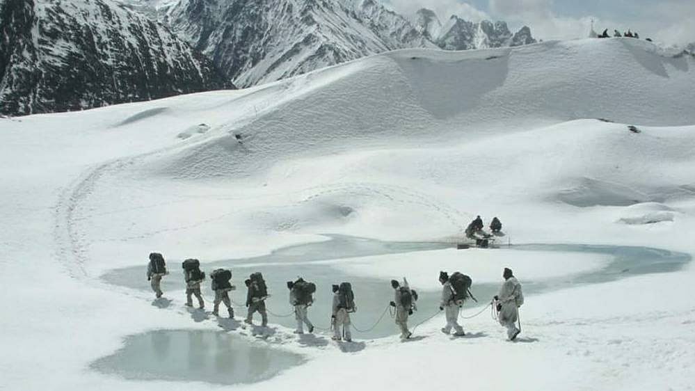 சீன எல்லையில் இந்திய ராணுவ வீரர்கள்