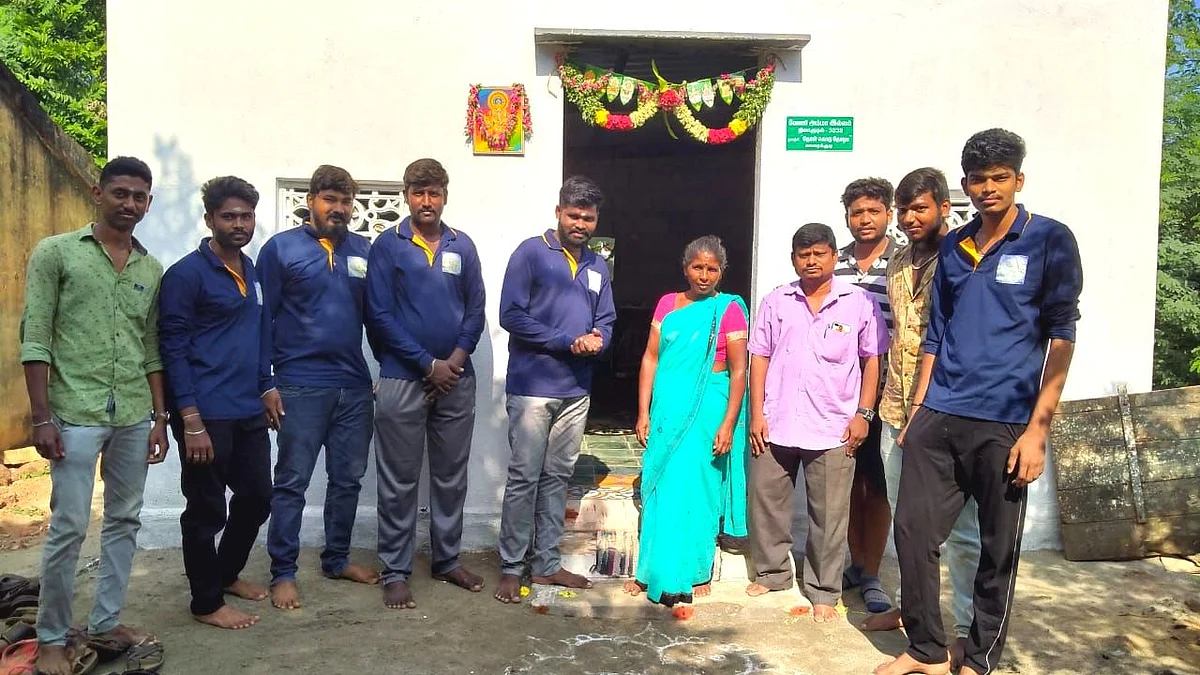வீடு கட்டிக் கொடுத்த இளைஞர்கள்