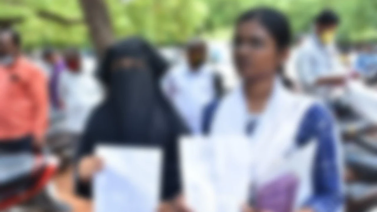 நவீனா, அம்பிகா (இருவரின் பெயரும் மாற்றப்பட்டுள்ளது)