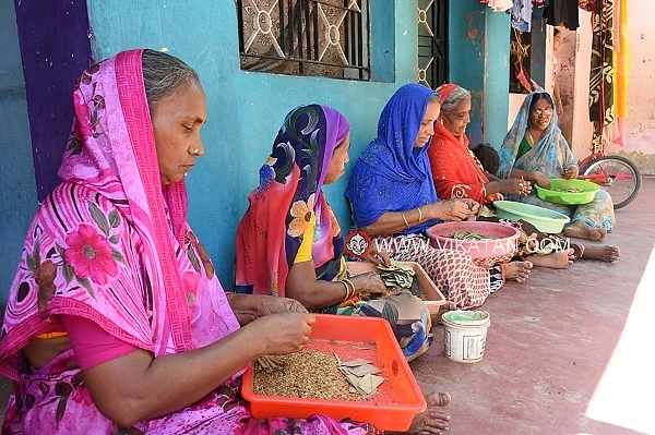 பீடி சுற்றும் பெண்கள்