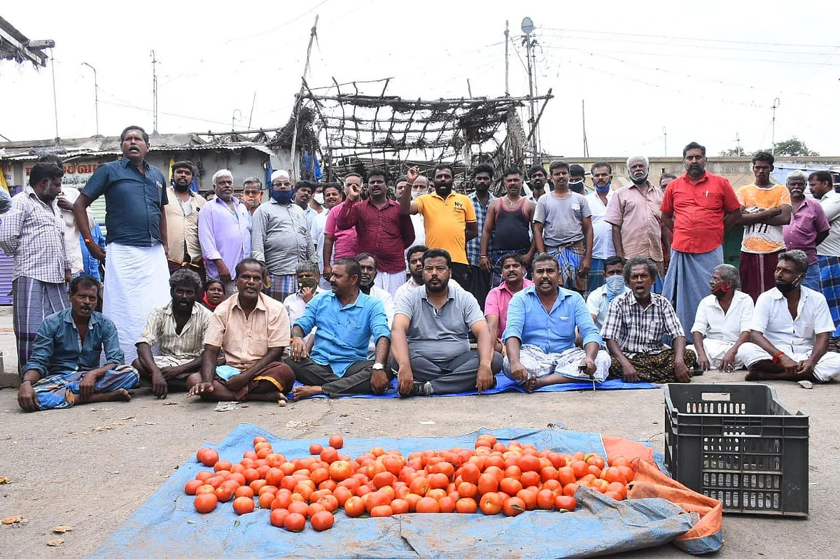 வியாபாரிகள் முற்றுகையிட்டுப் போராட்டம்