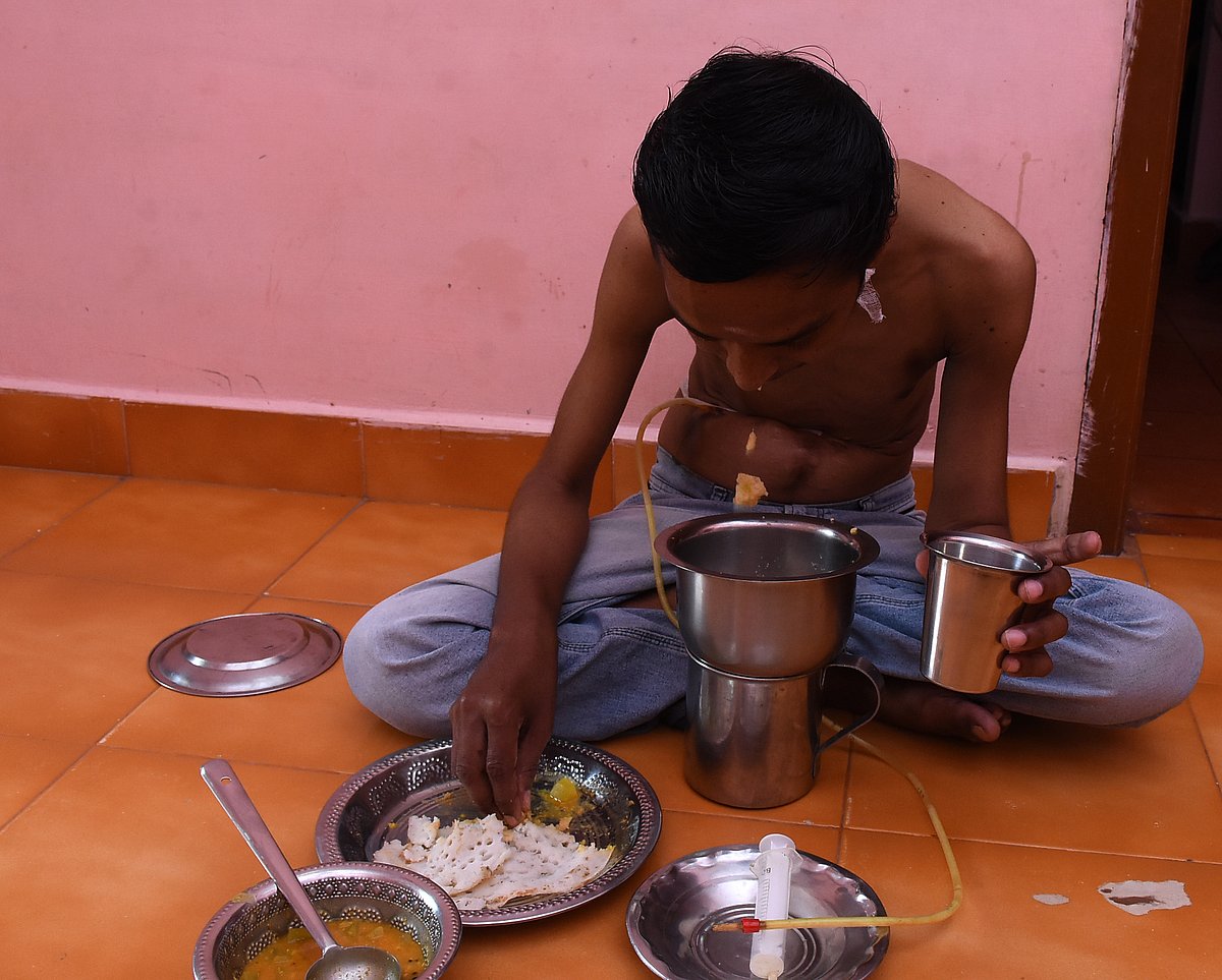 மகாலிங்கம் உணவு சாப்பிடும்போது...