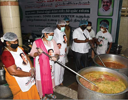 “அப்பாகிட்டயிருந்து உதவிகளை மக்களுக்குக் கொண்டுபோறோம்!” - சேவைக்களத்தில் அமைச்சர் மகள்கள்