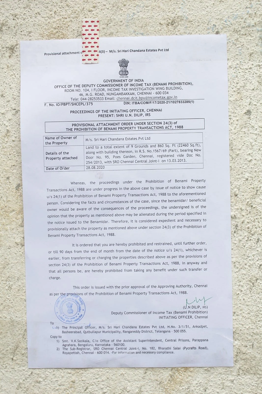 சசிகலா வீட்டின் முன்பு வருமான வரித்துறை ஒட்டியுள்ள நோட்டீஸ்