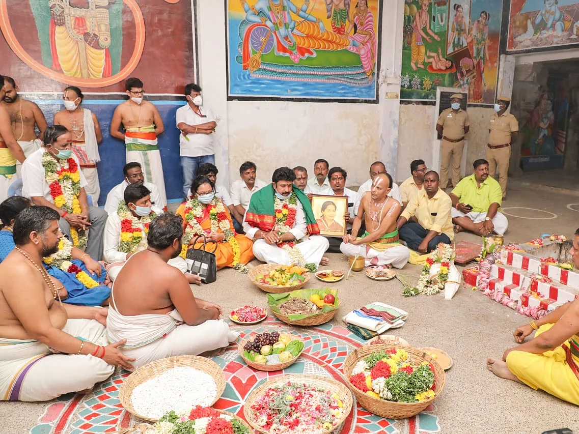 `எடப்பாடியாரே மீண்டும் முதல்வராகணும்!'- ஆகம விதிகளை மீறி ஆண்டாள் கோயிலில் நடந்த யாகம்