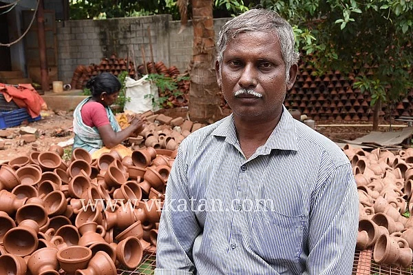 மண்பாண்டம் உற்பத்தியாளர் முருகன்