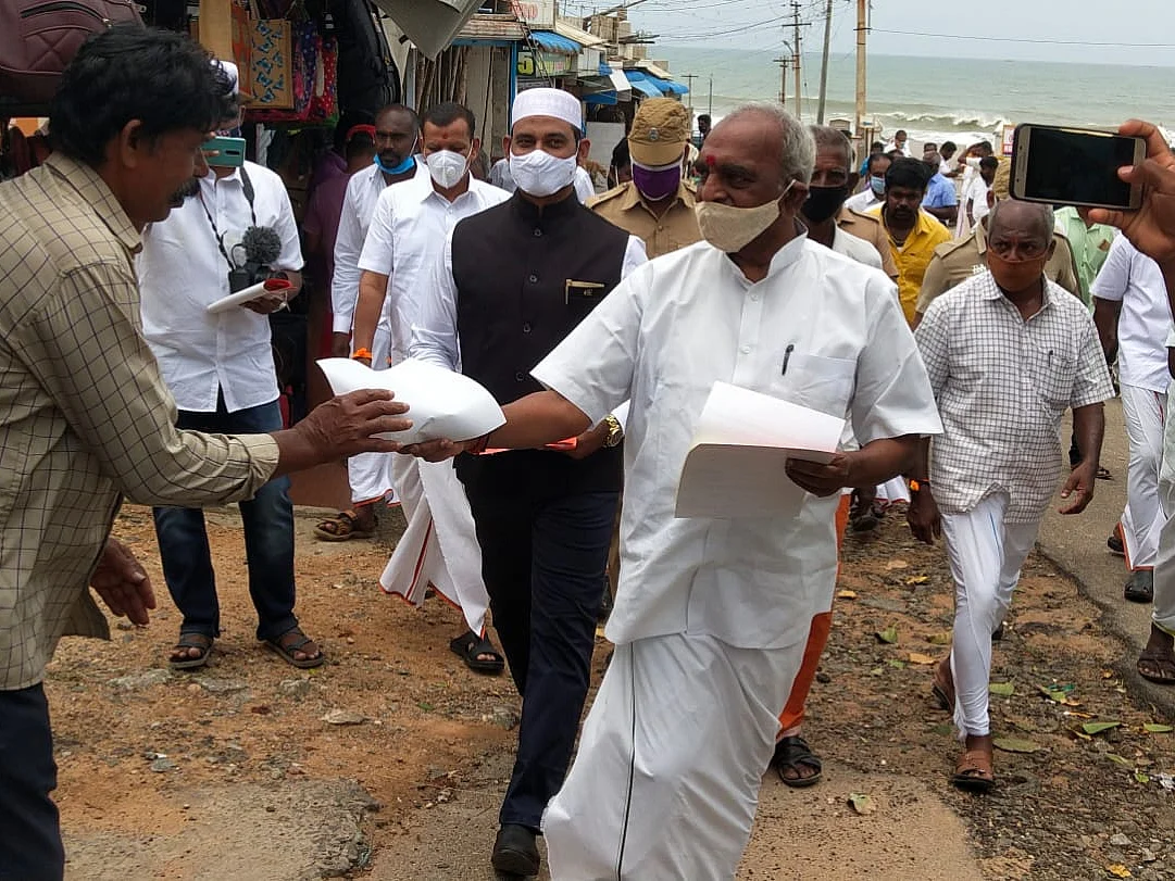குமரி: துண்டுப்பிரசுரம் விநியோகித்த பொன்.ராதாகிருஷ்ணன்! - இடைத்தேர்தலுக்கு ஆயத்தமா?