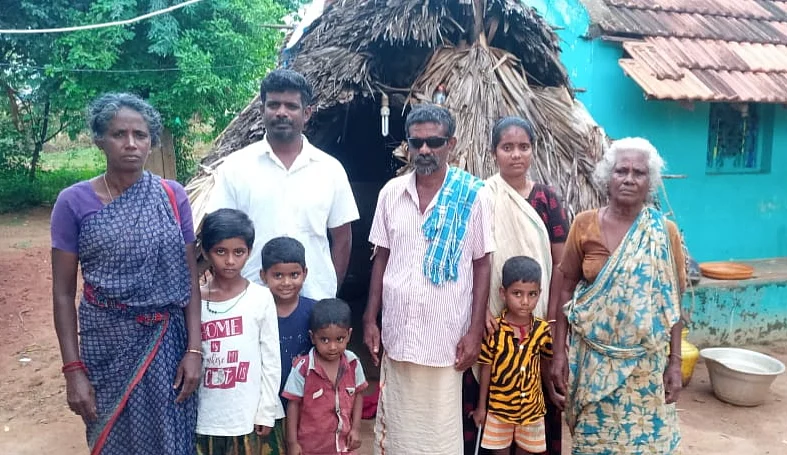 குடும்பத்தினருடன் ஆறுமுகம்