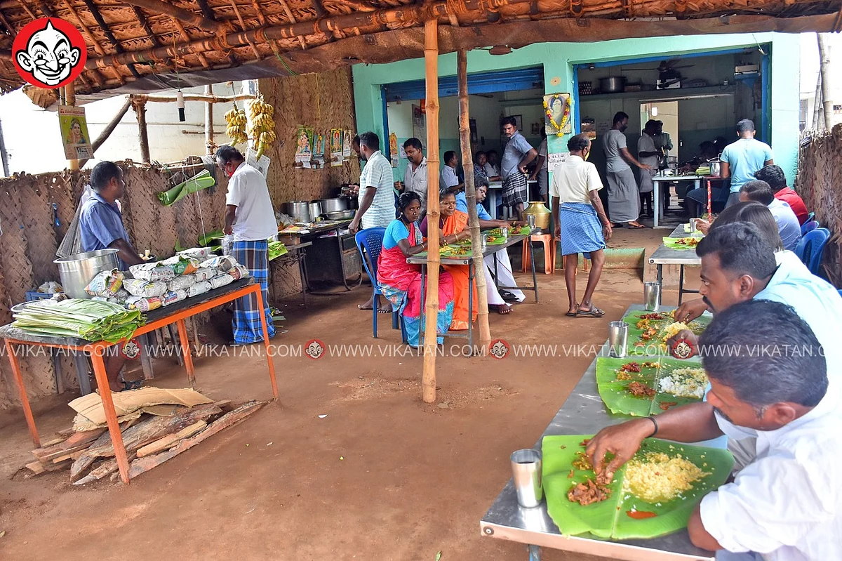 நாட்டுக் கோழி குழம்பை ருசிக்கும் வாடிக்கையாளர்கள்