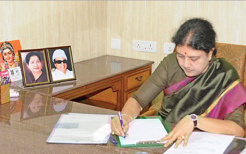 சசிகலா, சுதாகரன், இளவரசிக்குச் சொந்தமான ரூ.2,000 கோடி சொத்துகள் முடக்கம்! வருமான வரித்துறை அதிரடி