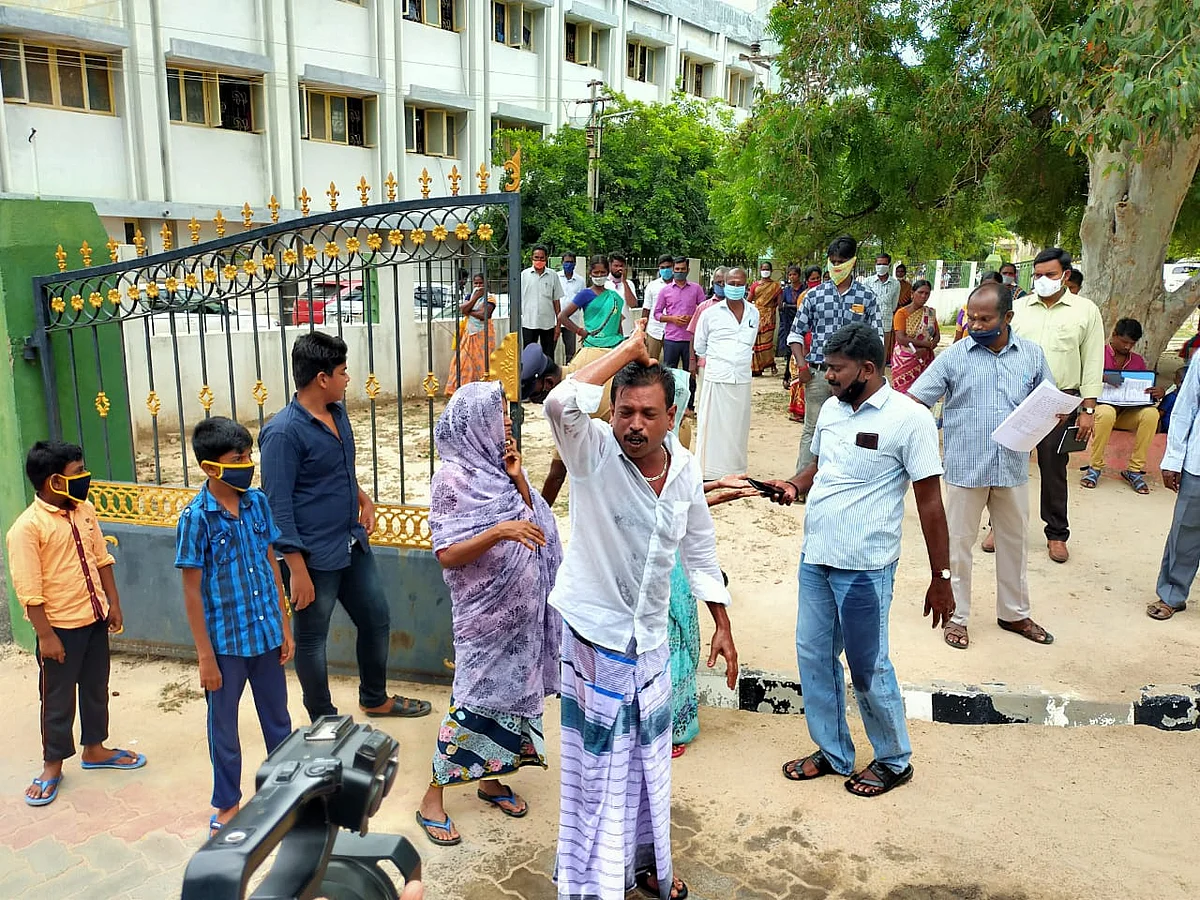 ராமநாதபுரம்: நிலம் அபகரிப்பு; கொலை மிரட்டல்! - கலெக்டர் ஆபிஸில் தீக்குளிக்க முயன்ற நபர்