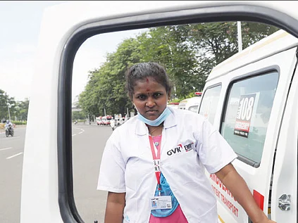 “மக்கள் சேவையில மனசு நெறையுது!” - ‘ஆம்புலன்ஸ் பைலட்’ வீரலட்சுமி