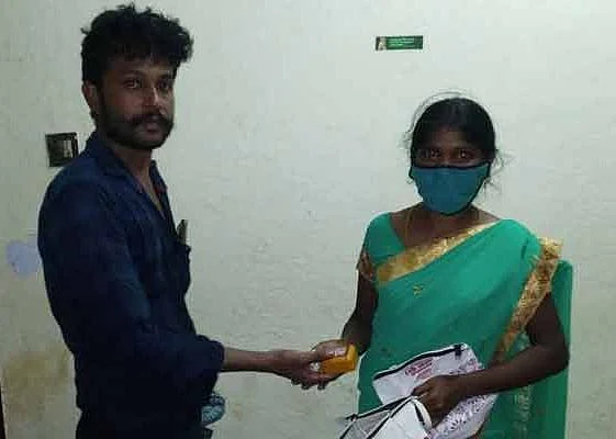 கட்டைப்பை உரியவரிடம் ஒப்படைப்பு