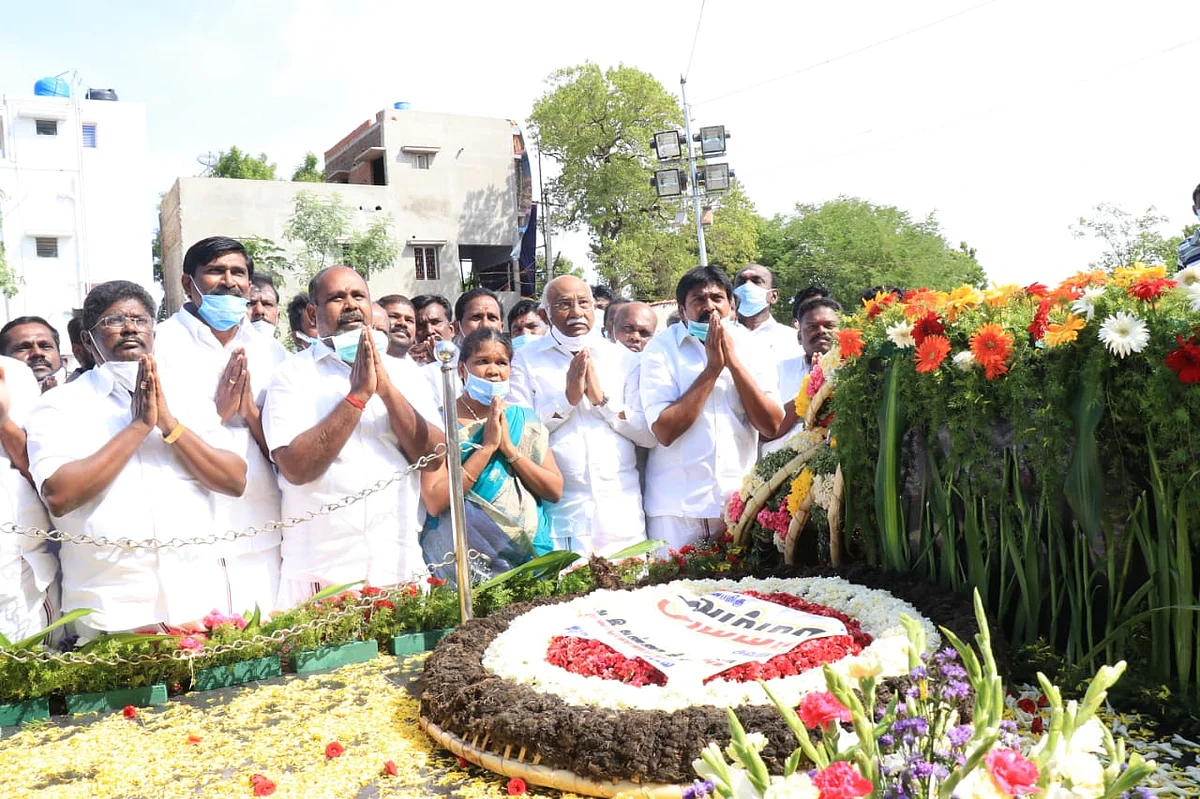 பரமக்குடி: இம்மானுவேல் நினைவிடத்தில் அமைச்சர்கள் அஞ்சலி