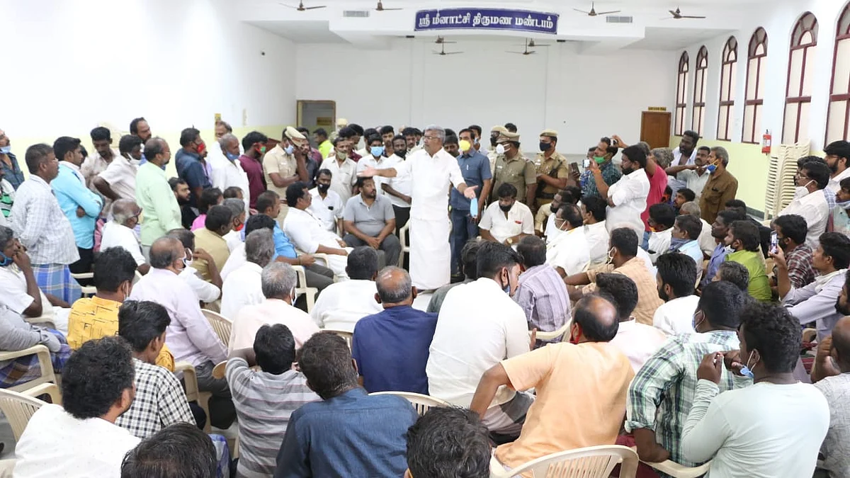 வியாபாரிகளிடம் பேச்சுவார்த்தை நடத்தும் அமைச்சர்