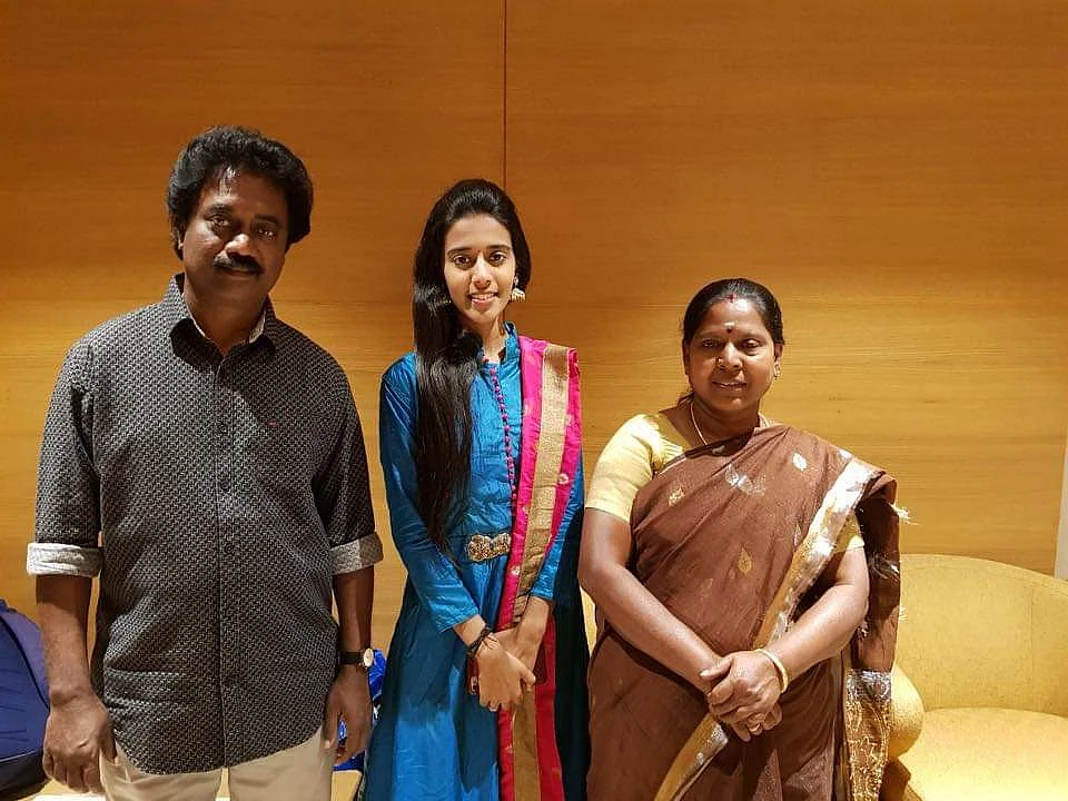 பெற்றோருடன் பிரியங்கா