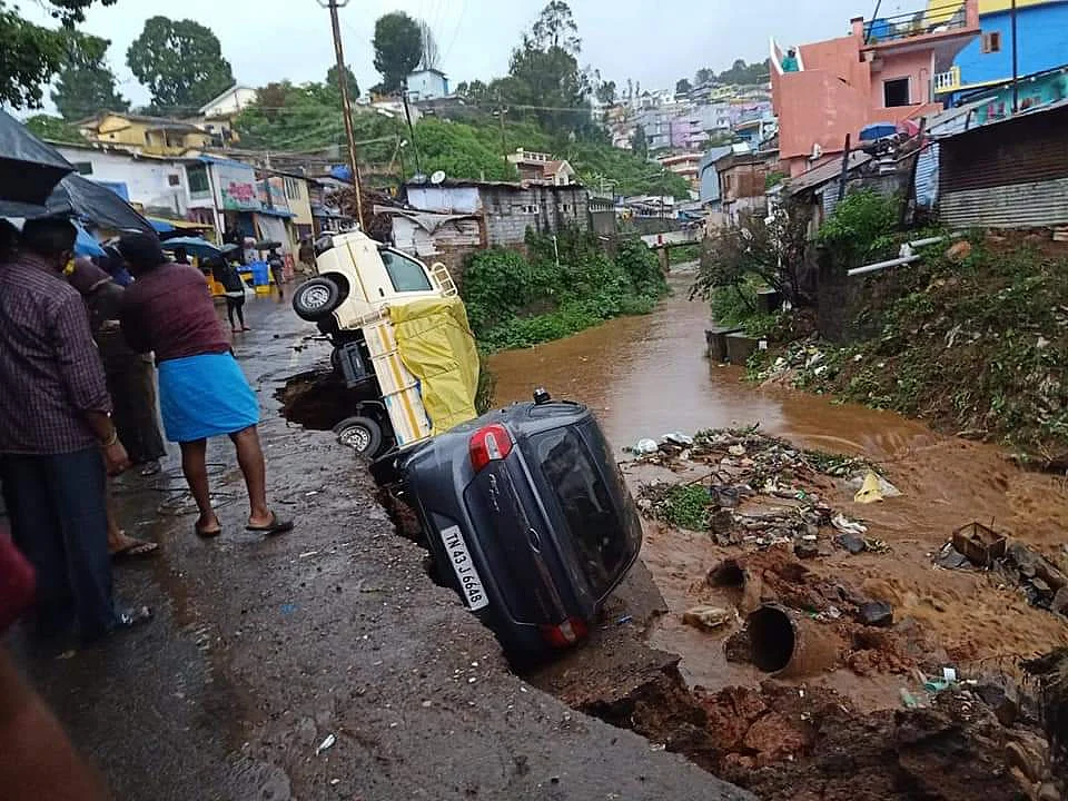 குன்னூர்: கண்ணெதிரே சரிந்த வீடு... ஆற்றில் கவிழ்ந்த வாகனங்கள்! - நிலைகுலைந்த நகரம்
