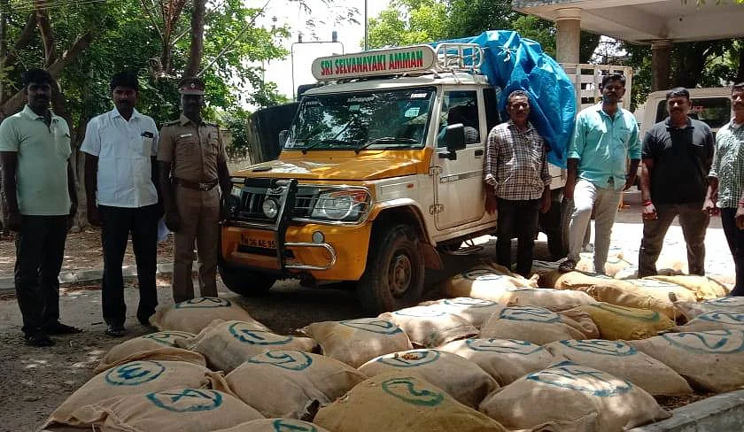 மஞ்சள் மூடைகளுடன் போலீஸார்