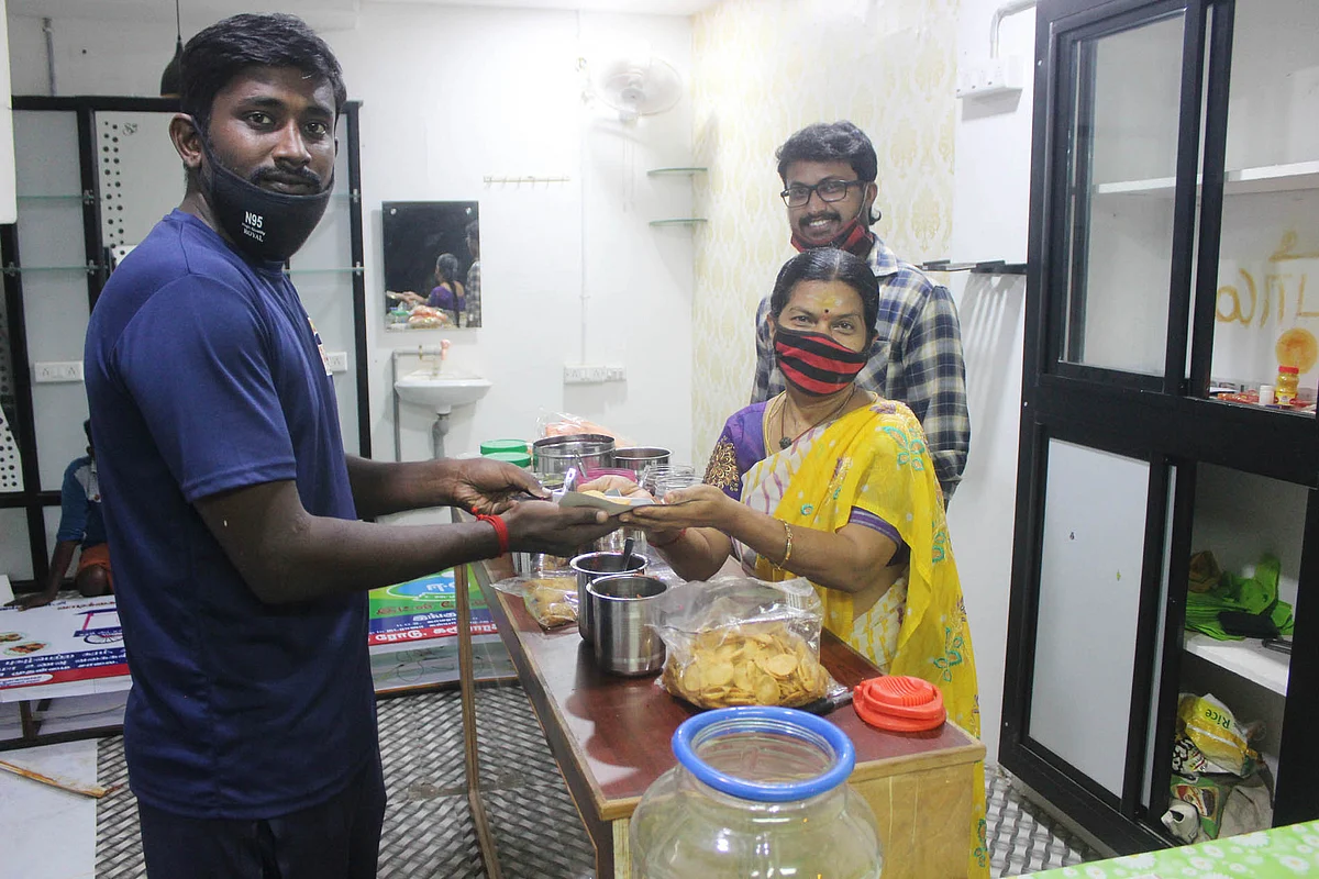 முதல் விற்பனையை ஆரம்பித்து வைக்கும் சித்ரா