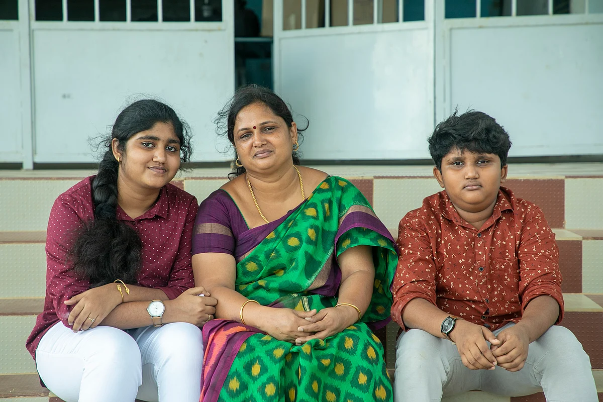 மகள், மகனுடன் ஆசிரியர்
