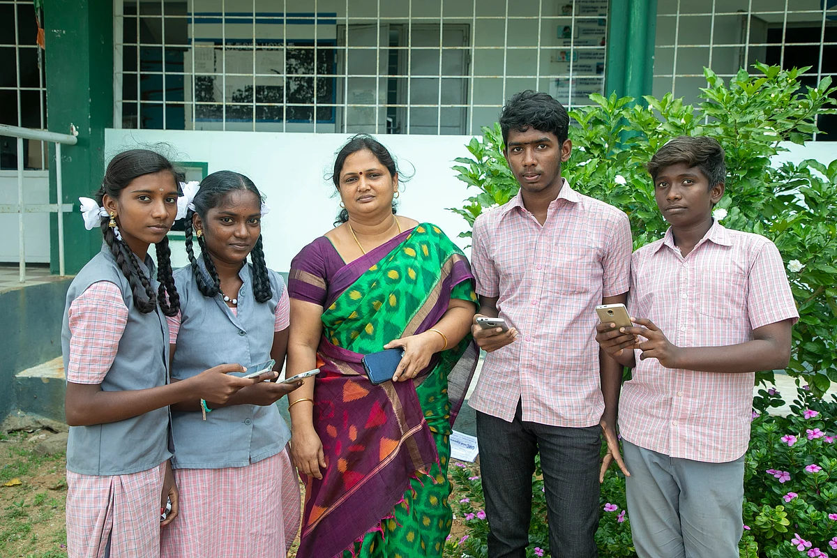 மாணவ, மாணவிகளுடன் ஆசிரியர்