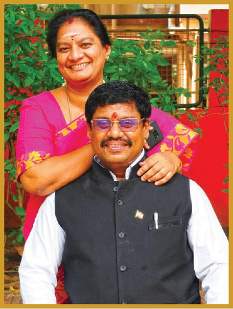 கணவருடன் சசிகலா புஷ்பா