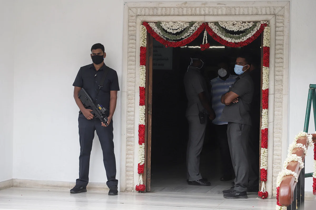 கையில் நவீன துப்பாக்கி