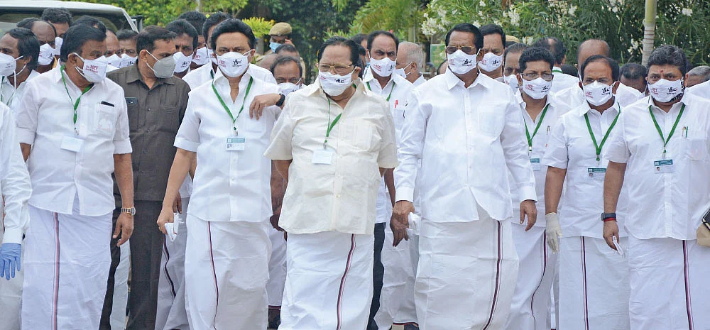 மிஸ்டர் கழுகு: ரெய்டு பயம்! - கஜானாவை மாற்றிய ஏழு அமைச்சர்கள்...
