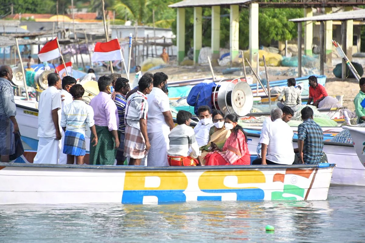 படகில் சென்ற கனிமொழி