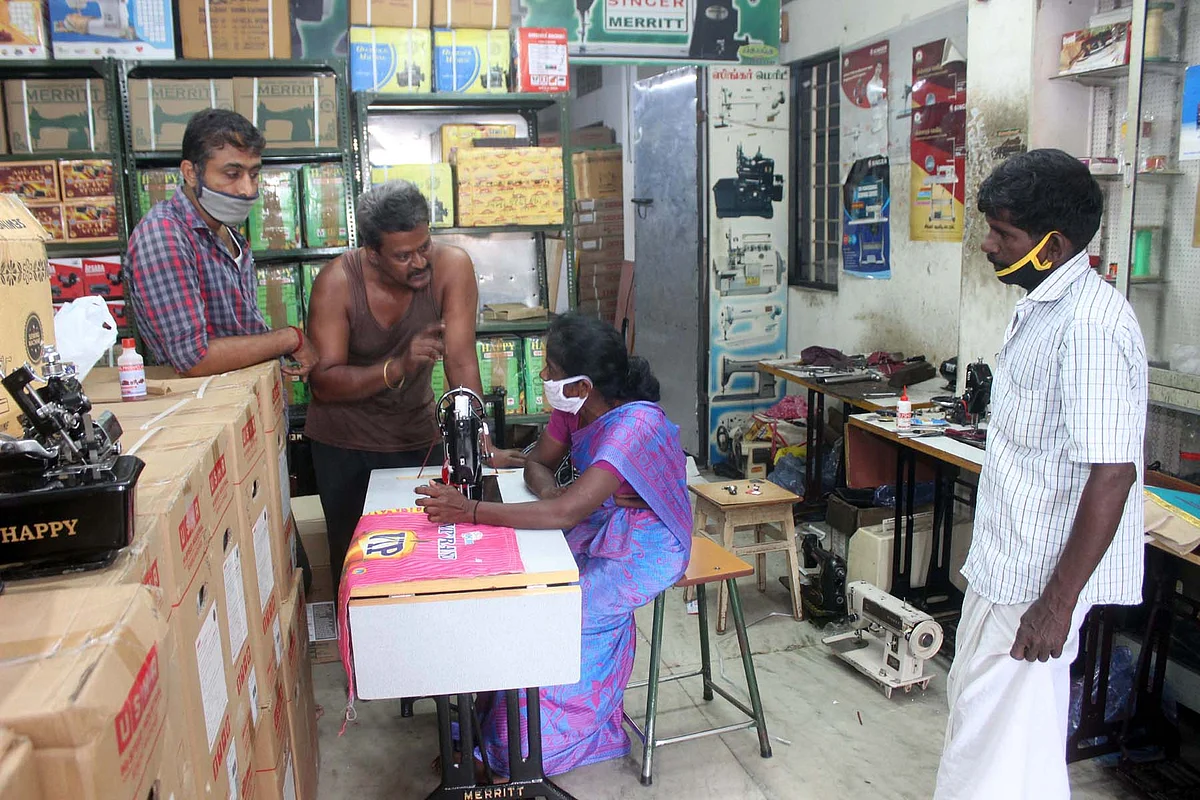 புதிய மெஷினில் தைத்துப் பார்க்கும் சரோஜா..