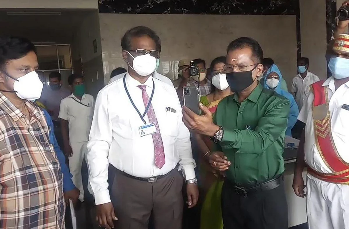 மருத்துவரிடம் வீடியோ காலில் பேசும் அன்பழகன்