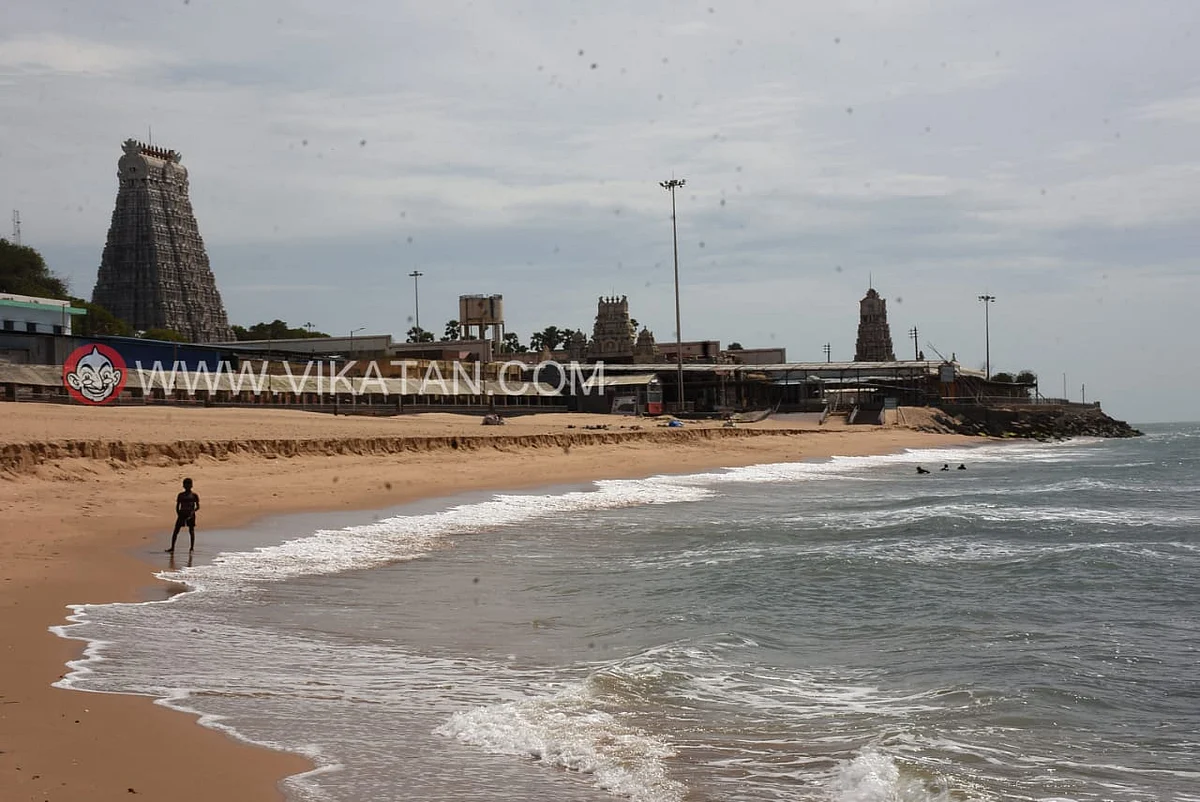 பக்தர்கள் இல்லாமல் வெறிச்சோடிய கடற்கரை