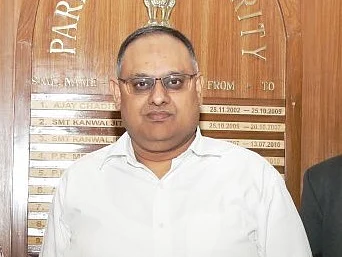டார்க்கெட் சோஷியல் மீடியா! - களமிறங்கப் போகும் ஐ.பி.எஸ் அதிகாரி