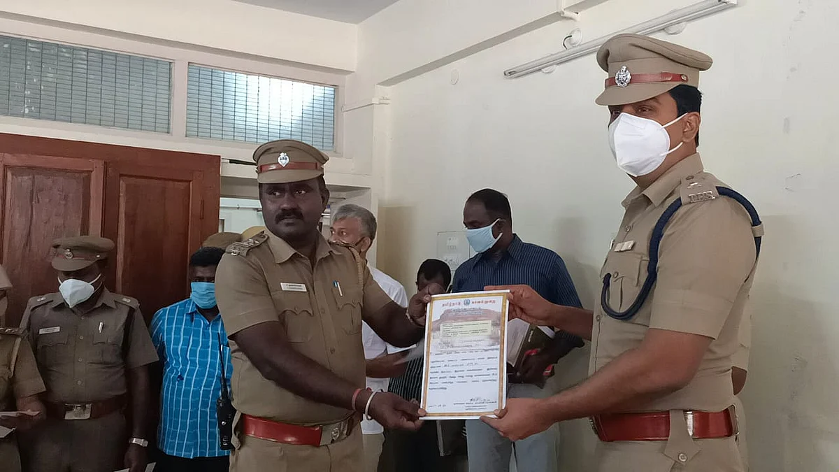 பாராட்டும் எஸ்.பி