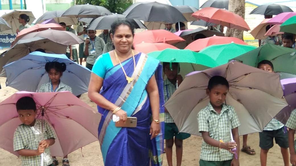 மாணவர்களுடன் ஆசிரியை வசந்தா சித்ரவேல்