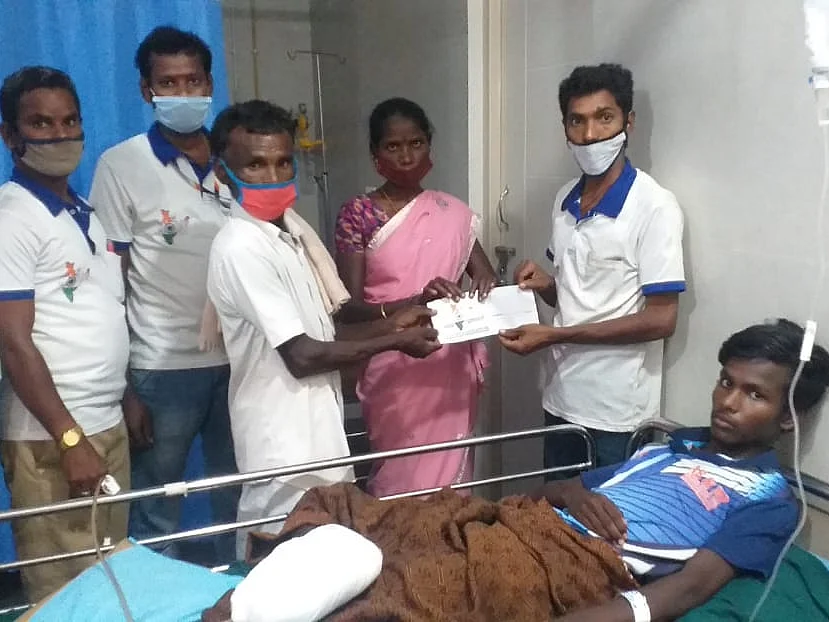 புதுக்கோட்டை: விபத்துக்குள்ளான இளைஞர்; வீட்டுக்கு அனுப்பிய அரசு மருத்துவமனை... உதவிய இளைஞர்கள்!
