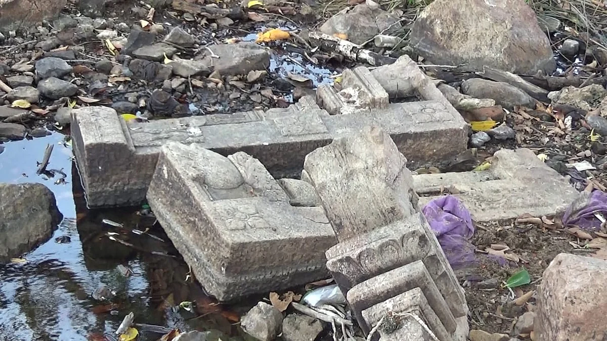 அணைப்பகுதியில் கிடக்கும் உடைந்த கல் தூண்கள்
