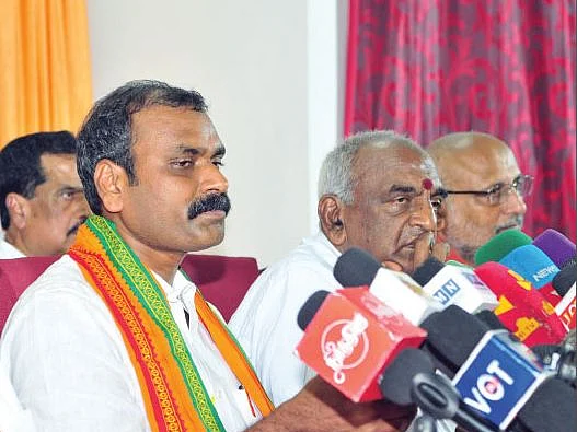 ஊரே கேக்குது!