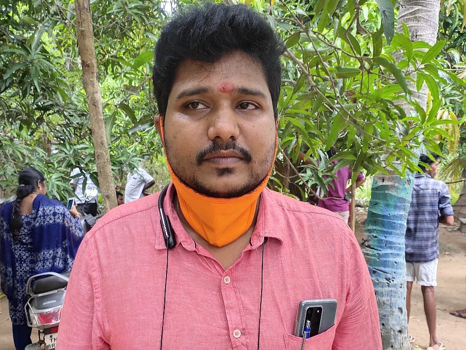 தஞ்சாவூர்: `பார்சலில் வந்த வெடிபொருள்கள்; தந்தை, மகன் அதிர்ச்சி!’ - போலீஸ் விசாரணை